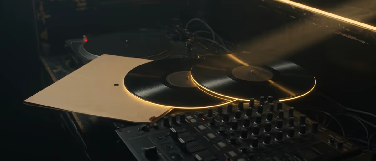 Traxsource-labels Human-Made vs AI-Assisted: DJ-winkelregels 2026